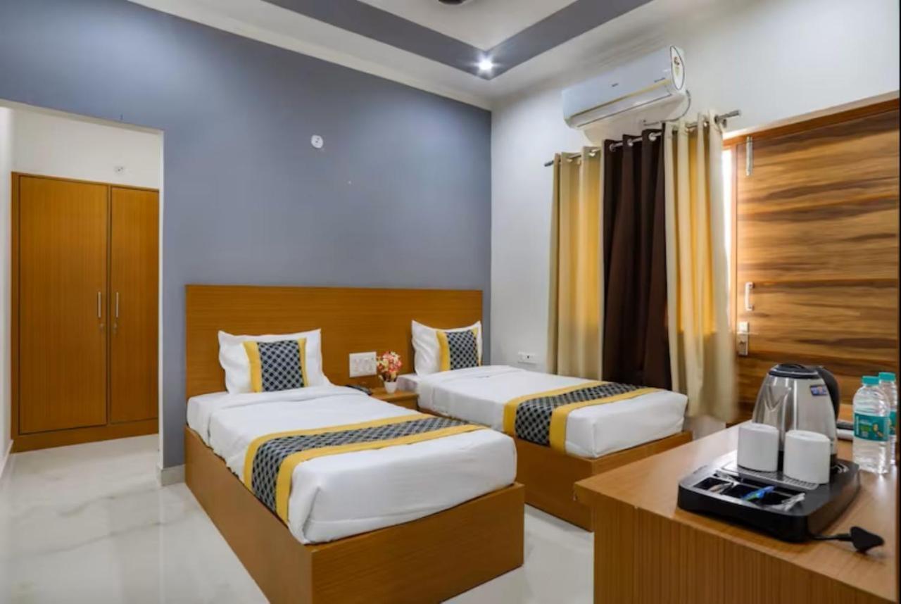 The Castle Blue Hotel Greater Noida Bagian luar foto