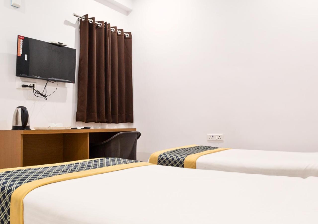 The Castle Blue Hotel Greater Noida Bagian luar foto