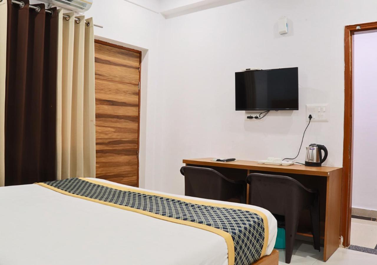 The Castle Blue Hotel Greater Noida Bagian luar foto